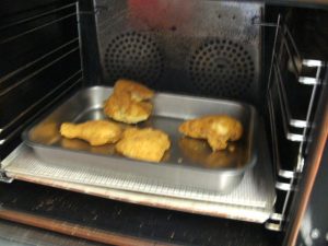 Dann alle Teile auf ein Backblech legen und im vorgeheizten Backofen mindestens 20 Minuten bei ca. 160°C ausbacken.