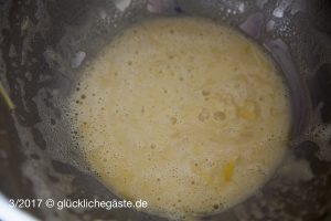 Aus den geriebenen Kartoffeln mit der Hand über einer Schüssel das Wasser herausdrücken und ca. 10 Minuten stehen lassen, bis sich die weiße Kartoffelstärke am Schüsselboden abgesetzt hat.