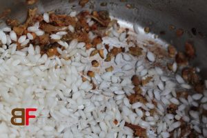 Reis dazugeben und ca. 1 Minute mitrösten.