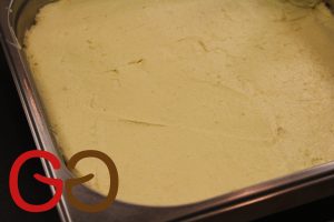 Backofen auf 150°C vorheizen (keine Umluft). Die Backform (sollte mindestens 6 cm hoch sein) mit der Margarine gut einfetten und den Teig gleichmäßig verteilen (nicht höher als 3 cm!).