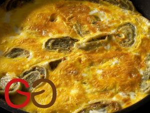 Pfanne in den auf 220°C vorgeheizten Backofen stellen (Griff muß hitzebeständig sein) und das Omelette ca. 7 Minuten backen, bis der gewünschte Bräunungsgrad erreicht ist.