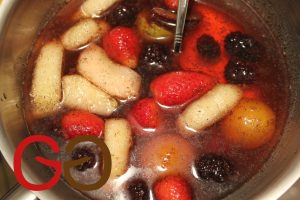 Das restliche Wasser, den Apfelsaft, die Beeren und den Vanille-Zucker unter gelegentlichem Rühren erhitzen, mit dem Pürierstab pürieren und zum Kochen bringen.