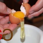 Eier trennen und dabei das Eiweiß in eine zweite Rührschüssel/Meßbecher geben. Eigelbe in die erste Rührschüssel zum Mehlgemisch geben.