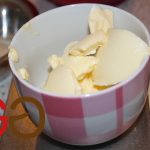 Margarine in einer Tasse erwärmen bis sie fast flüssig ist.